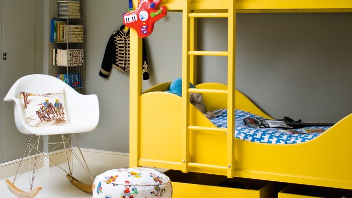 How to decorate sma dark bedroom kid friendly