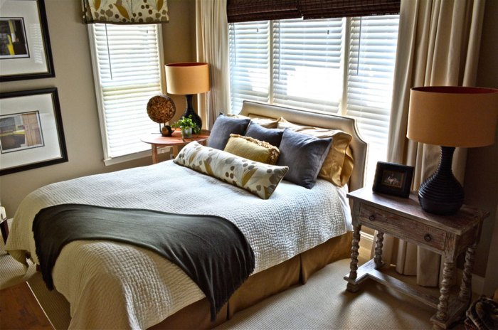 How to decorate small bedroom with queen bed