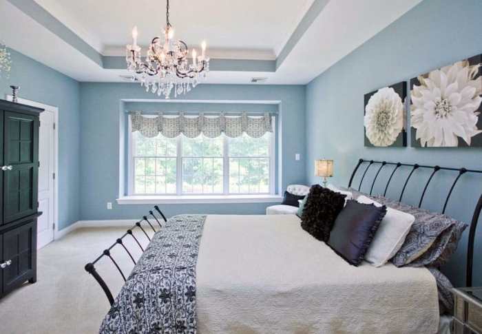 How to decorate a blue and white bedroom