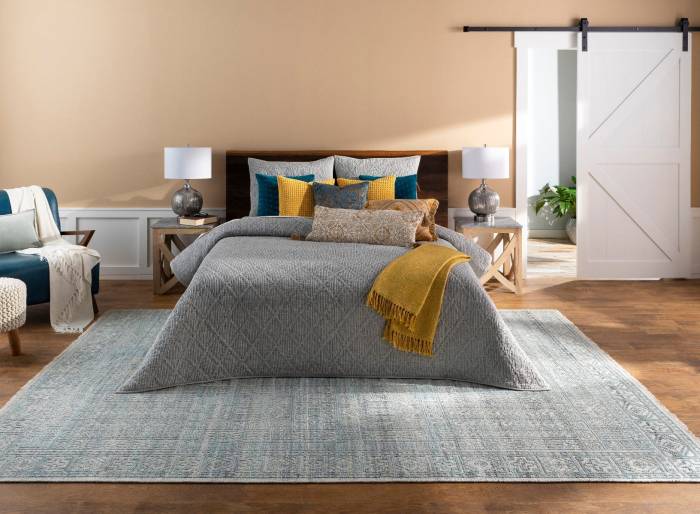 How to decorate a bedroom with area rugs