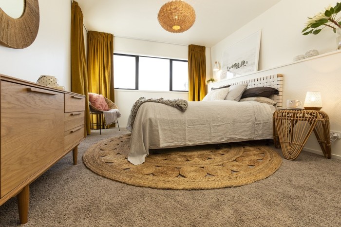 How to decorate a bedroom with carpet